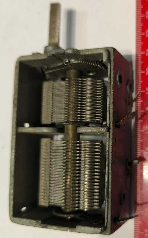 ladící kondenzátor - asi 2x600p, proměřený (012), z demontáže