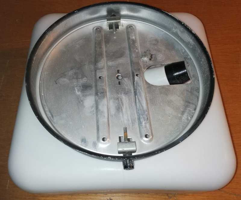 nevyužité stropní svítidlo, 27x27x14cm, jedna objímka