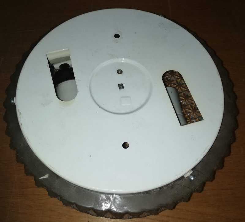 není skladem - nevyužité stropní svítidlo, průměr 24cm, výška 9cm, dvě objímky