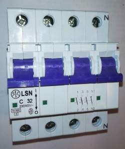 jistič LSN C32 4P OEZ