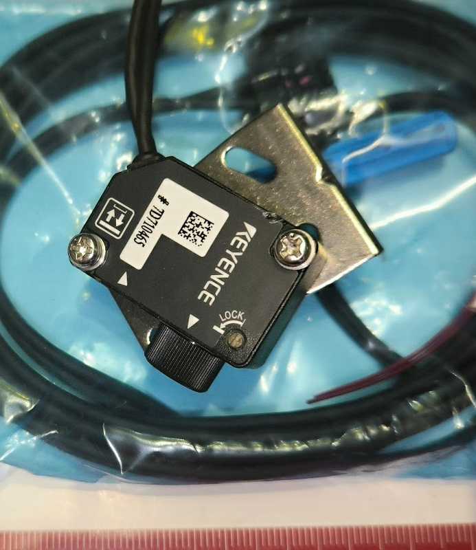 KEYENCE LV-NH32 Digital Laser Sensor Head: Reflective, Adjustable beam  .. cena na dotaz / price on request