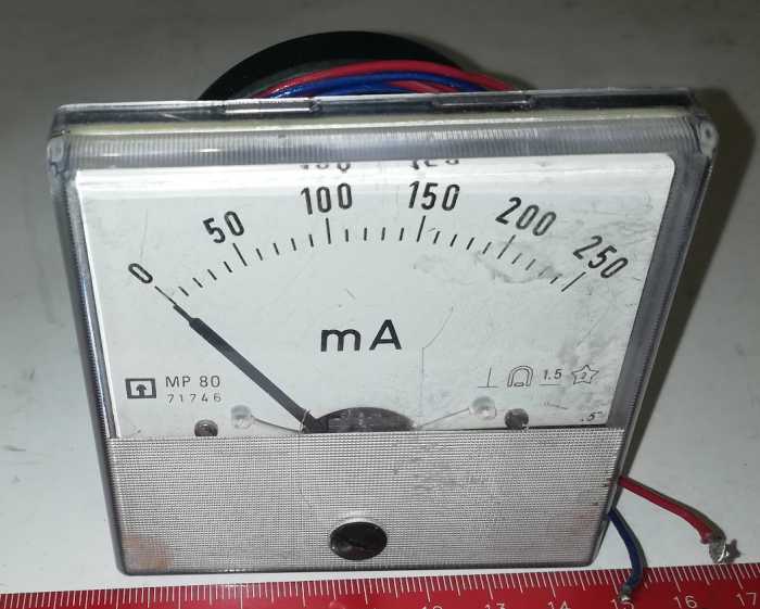 měřící přístroj MP80, stupnice 250mA, rozsah 250mA,  otesován, starší kus, 80x80x60mm