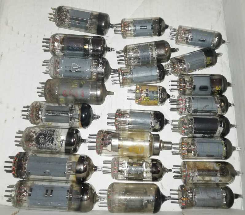 není skladem - MIX-ELKY-001 .. mix 24ks elektronek, netestované, nečitelný popis, špinavé