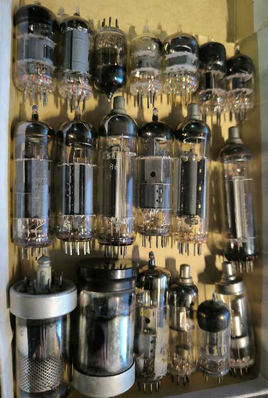 není skladem - MIX-ELKY-002 .. mix 19ks elektronek, netestované, nečitelný popis,