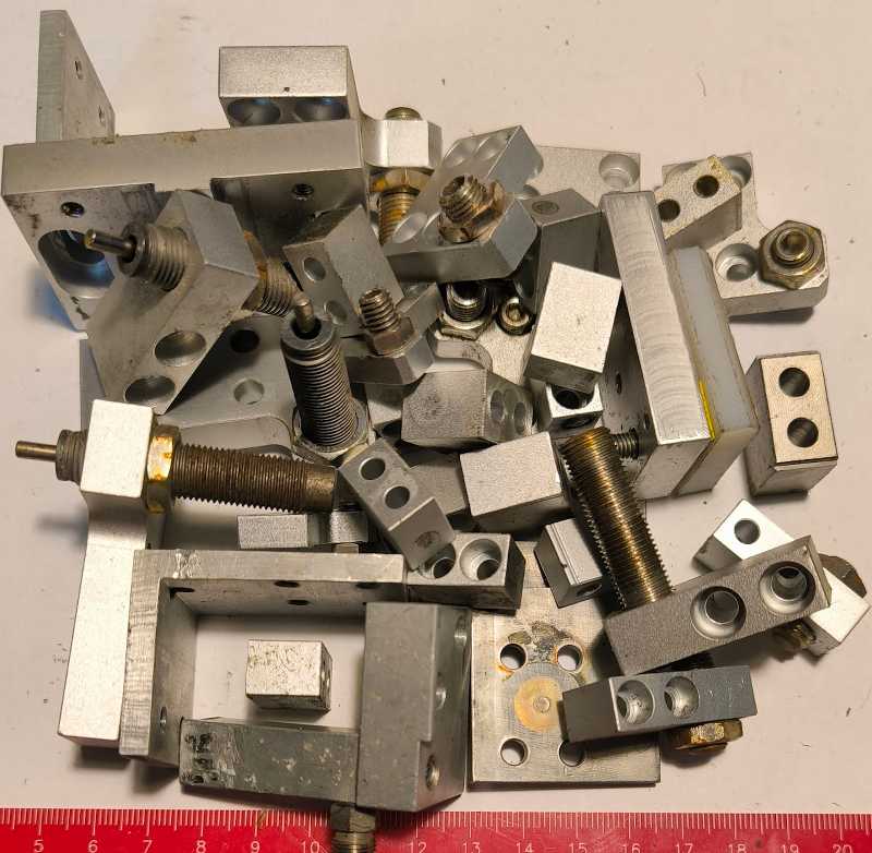 MIX-FESTO-002 - mix 30ks úchytek, úhelníků, držáků k výrobkům FESTO, SMC ..  použité, dle foto