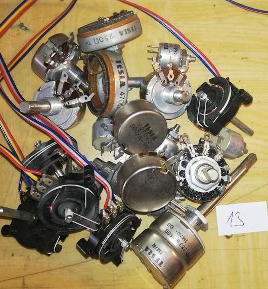 není skladem - MIX-POT-13 - mix 20ks potenciometrů, starší, pájené, ...