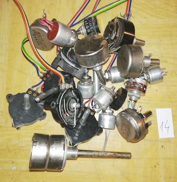 není skladem - MIX-POT-14 - mix 20ks potenciometrů, starší, pájené, ...