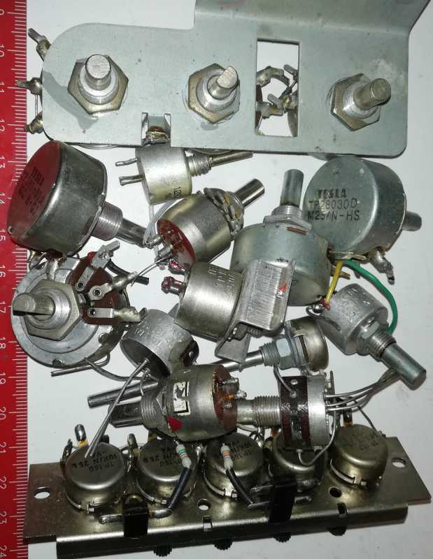 není skladem - MIX-POT-17 - mix 20ks potenciometrů, starší, pájené, ...