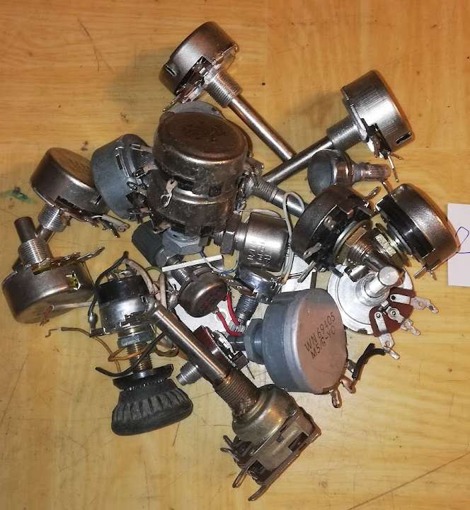 není skladem - MIX-POT-2 - mix 20ks potenciometrů, starší, pájené, ...