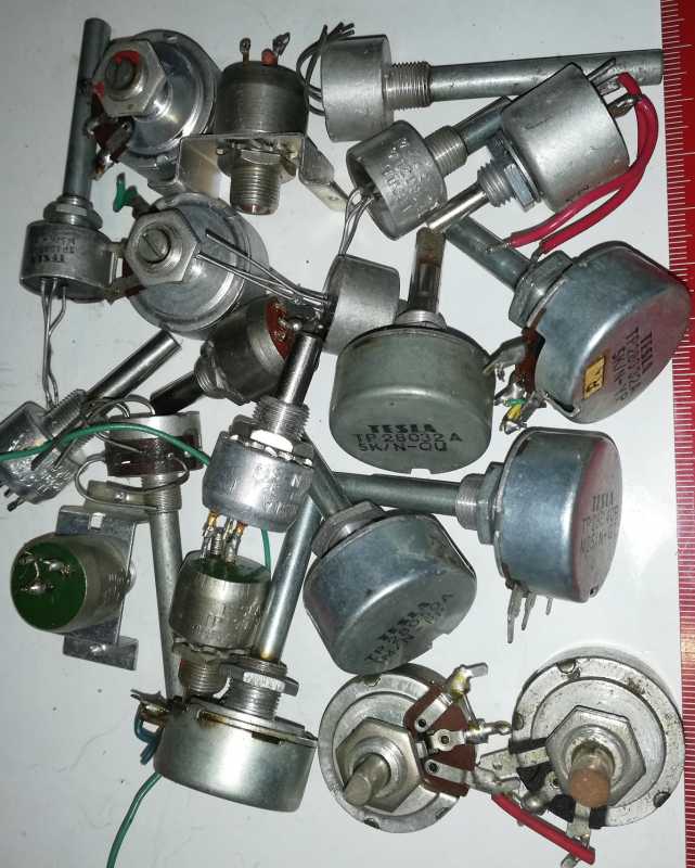 není skladem - MIX-POT-20 - mix 20ks potenciometrů, starší, pájené, ...