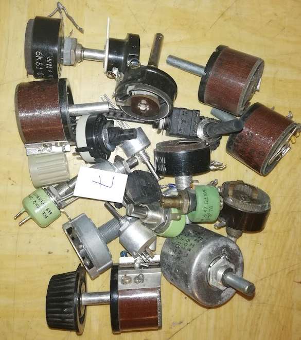 není skladem - MIX-POT-7 - mix 20ks potenciometrů, starší, pájené, ...