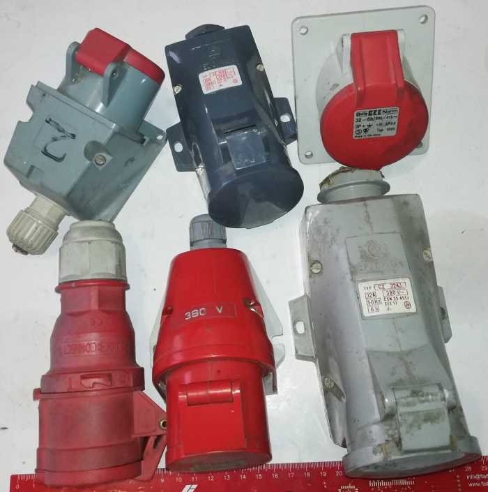 není skladem - MIX-SILNO-005  .. mix 6ks zásuvek 4kolík, použité, z demontáže