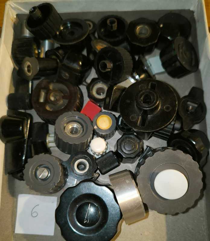 není skladem - MIX-knoflik-006 .. mix knoflíků, dle foto