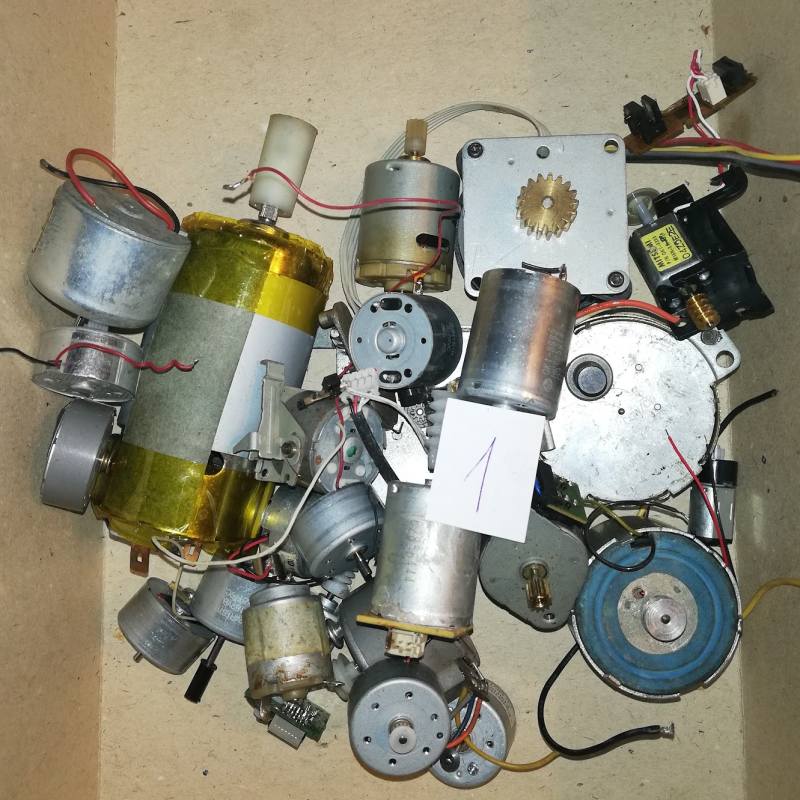 MIX-motorek-001 - mix 25ks motorkú dle foto .. netestováno, z demontáží, starší