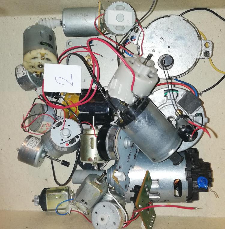 MIX-motorek-002 - mix 25ks motorkú dle foto .. netestováno, z demontáží, starší