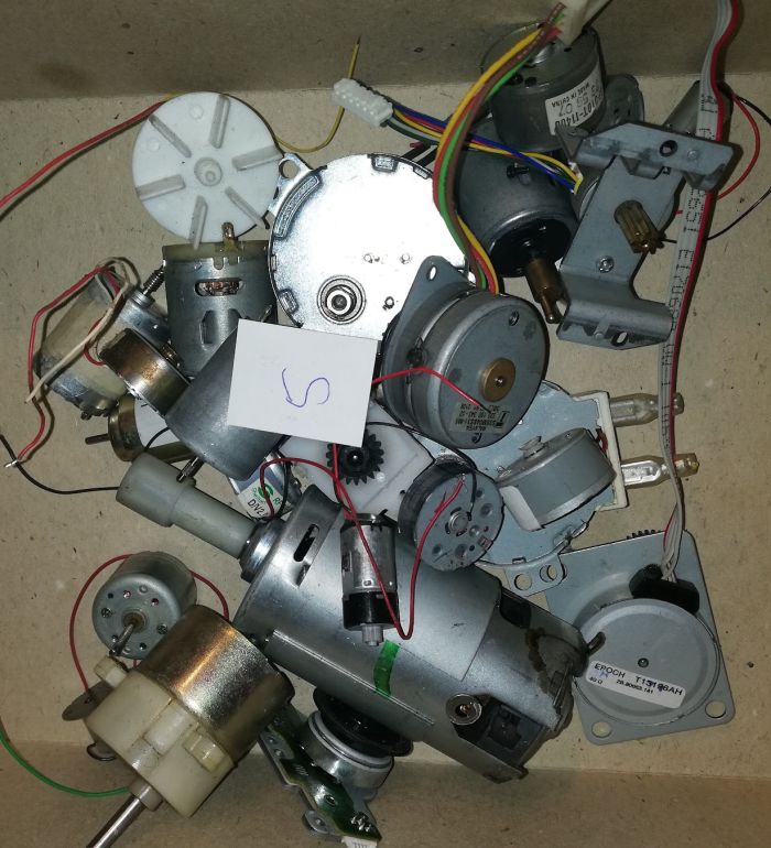 MIX-motorek-005 - mix 25ks motorkú dle foto .. netestováno, z demontáží, starší