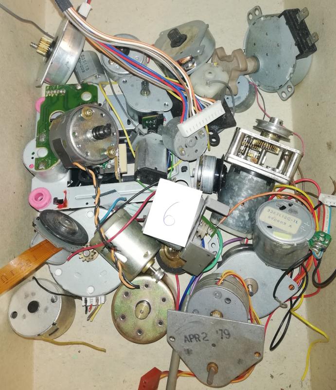 MIX-motorek-006 - mix 25ks motorkú dle foto .. netestováno, z demontáží, starší