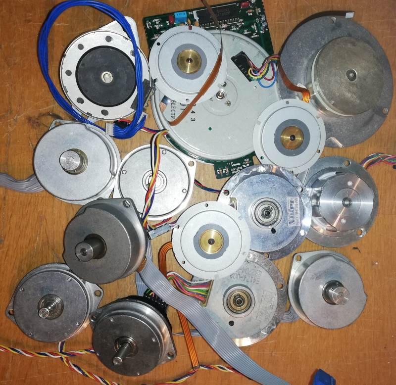 není skladem - MIX-motorek-007 - mix 15ks motorkú dle foto .. netestováno, z demontáží, starší