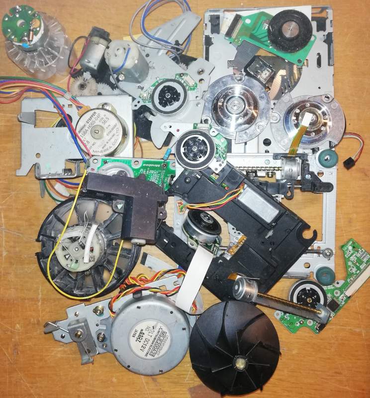 MIX-motorek-008 - mix 20ks motorkú dle foto .. netestováno, z demontáží, starší