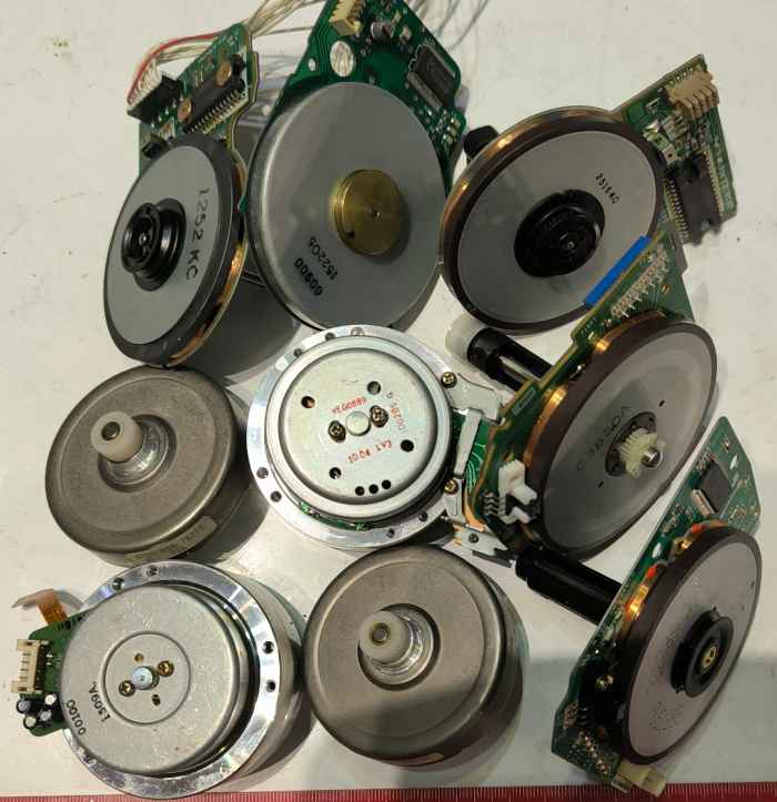 MIX-motorek-010 - mix 9ks motorků  dle foto .. netestováno, z demontáží, na ND