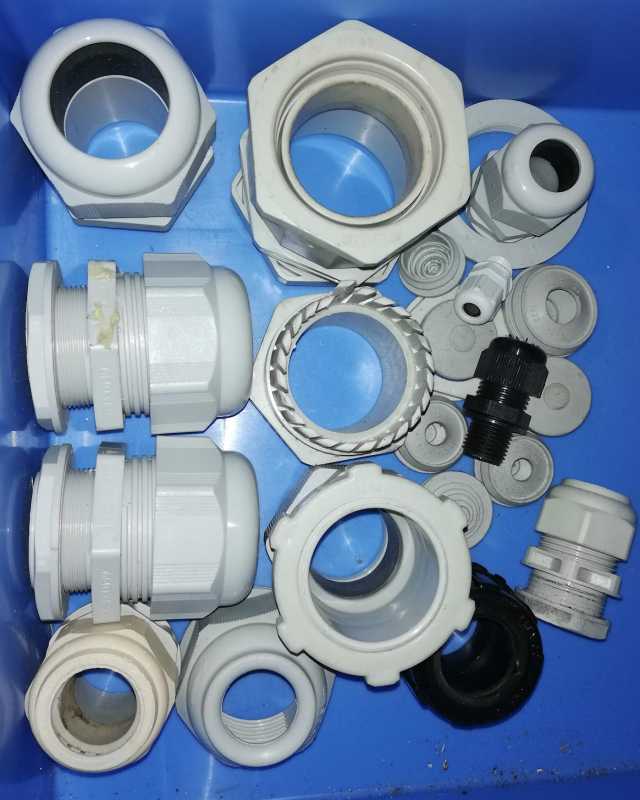 MIX-pruch-2 - mix plastových průchodek, zbytky, nekompletní průchodky