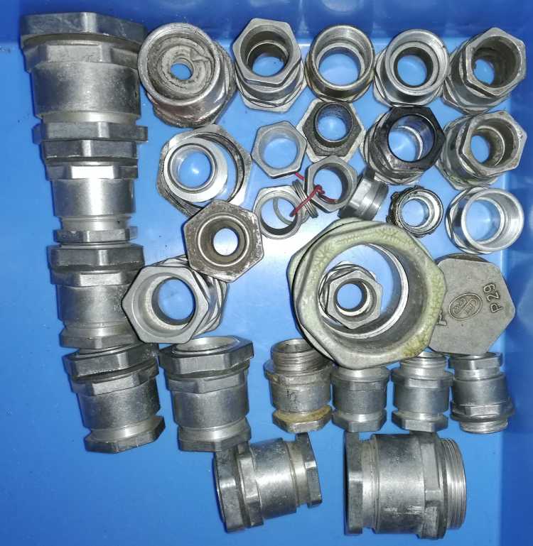 MIX-pruch-3 - mix kovových průchodek, zbytky, nekompletní průchodky