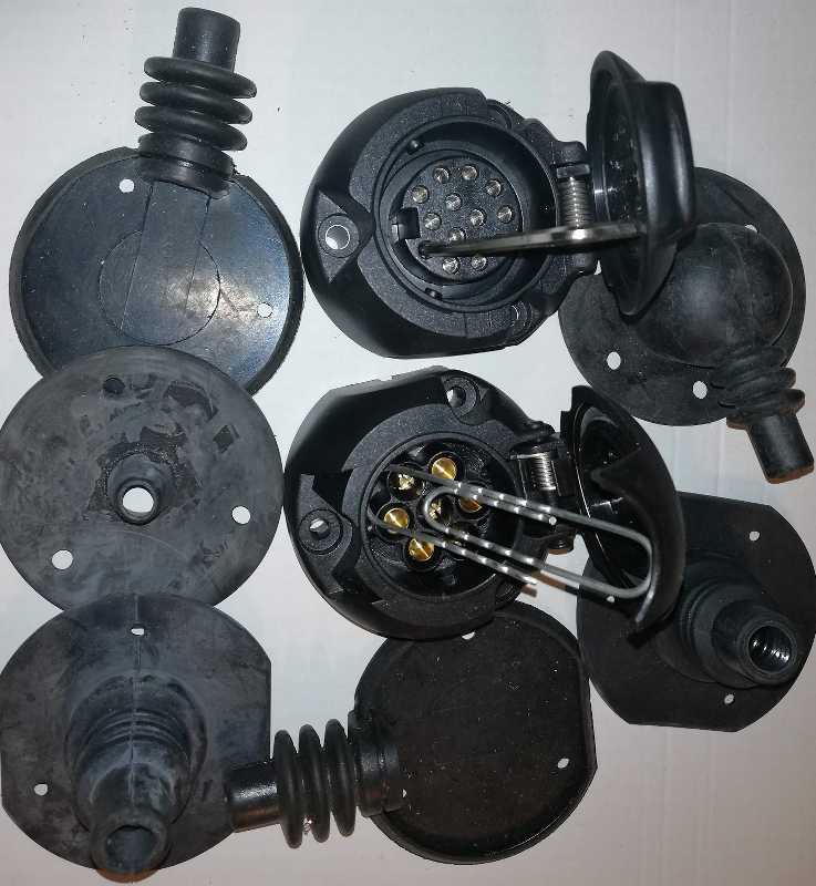 MIX-tazne-001 - konektory a gumy k tažnému zařízení, nepoužité, dle foto