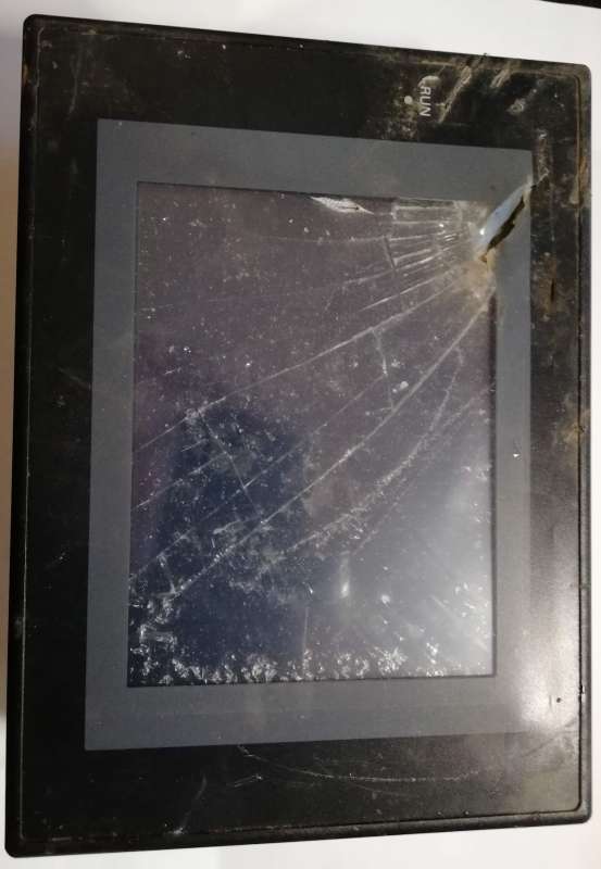 OMRON NS5-MQ11B-V2 - rozbitý, na náhr. díly