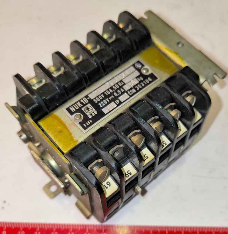 NUK16-210/3134 -  přepínač 500V 16A 50Hz , 9 poloh, asi nekompletní, na náhr. díly