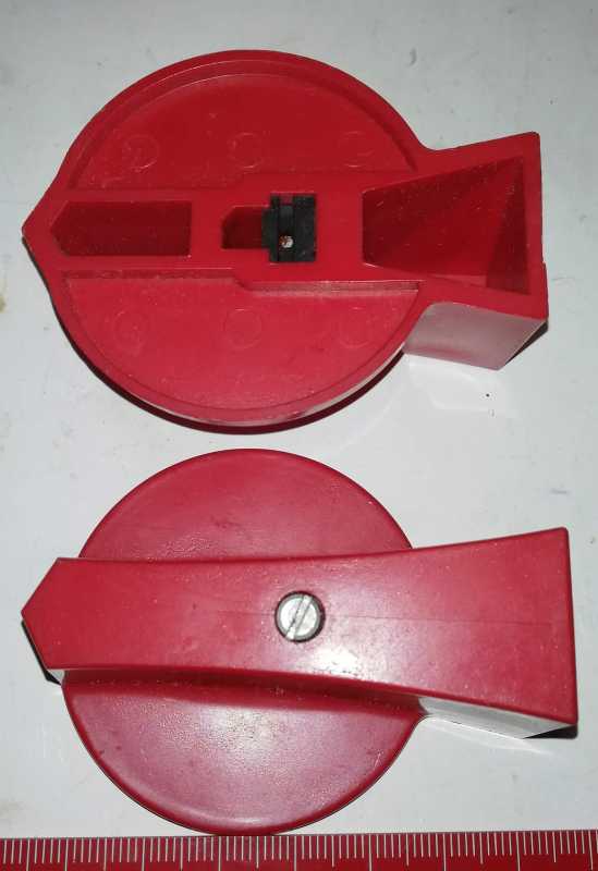 knoflík - šipka k VS32, 6x6,   OBZOR, červená, velká ... délka od šipky 70mm, starší typ