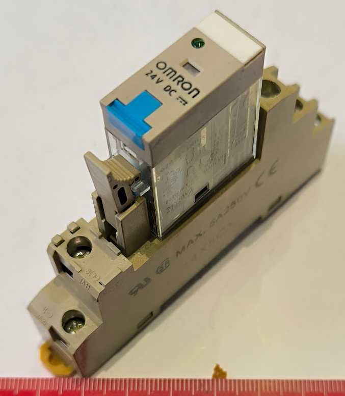 Relé OMRON G2R-2-SNI 24DC(S) v patici  .. použitý / used