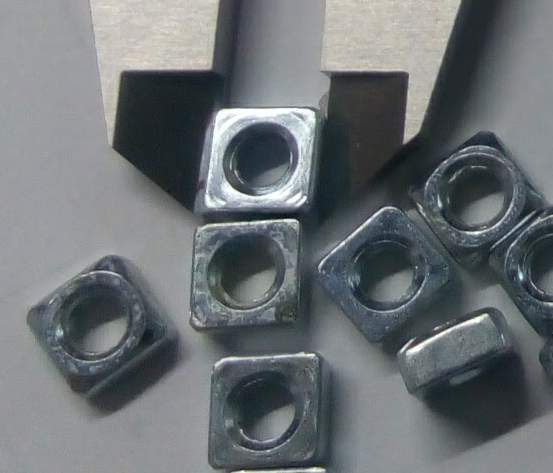 Fe matice čtyřhranná M4 DIN557 pozink.(výška 3,2mm) ..  balení cca 1000ks za 150Kč