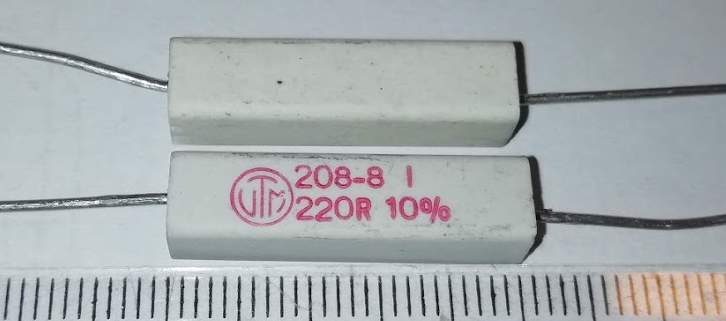 odpor 220R 10% 208-8 - Rezistor drátový 5W 6,4x6,4x25mm .. balení 25ks za 80Kč