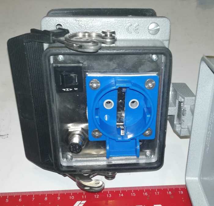 utěsněné pouzdro do panelu, s konektory a vypínačem, vypadá ok, na rozebrání (002)