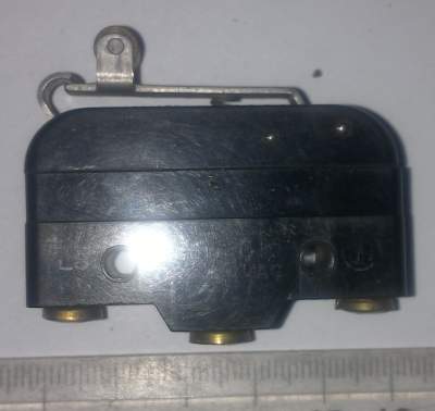 mikrospínač bez označení, dle foto