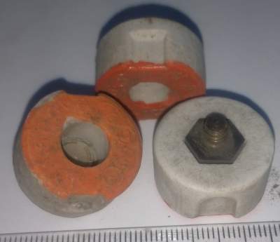 pojistkový dotek keramický 10A, starší, .. balení 33ks za 100Kč