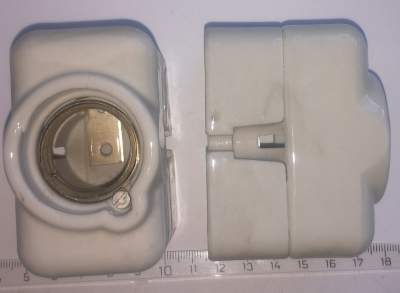 pojistkový spodek, špinavý z demontáže