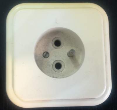 zásuvka, starší z demontáže, nažloutlá barva