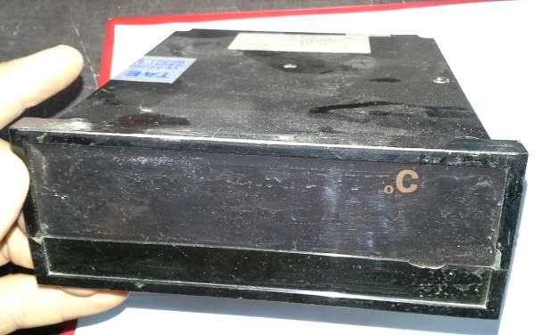 starší plastová krabička z panel metru