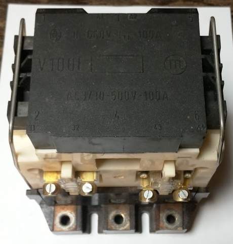 stykač V100E 220V 50Hz, starší, z demontáže