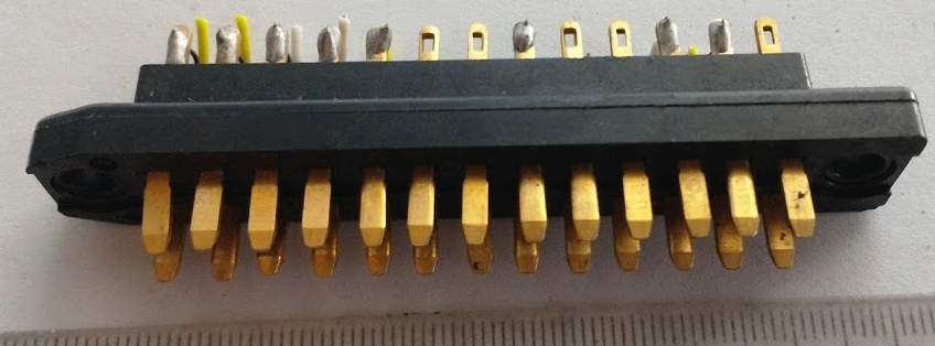 konektor URS zlacený, 26pin, samec, nepájený, nový