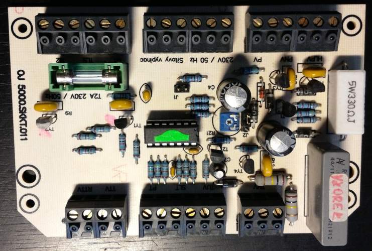 není skladem - osazené desky, na rozebrání .. balení 3 desky za 20Kč