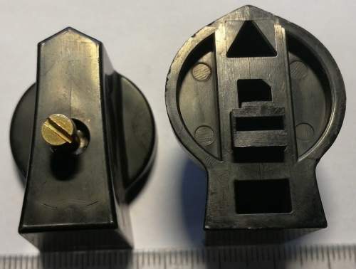 knoflík - menší šipka k VS10, VS16, OBZOR, černá, starší typ NMC/5 hranatý