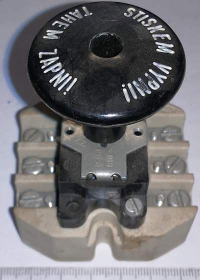 vnitřek vypínače - Stiskem vypni Tahem zapni , s knoflíkem