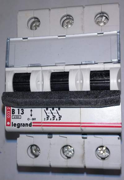 jistič C6 třífazový LEGRAND 03447, 3P C6 400Vstr