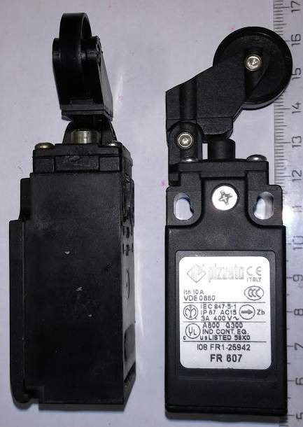 koncový spínač XCKP128  .. cena na dotaz / price on request