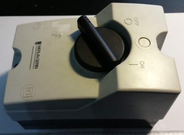 přepínačová krabice MERLIN GERIN bez vnitřku