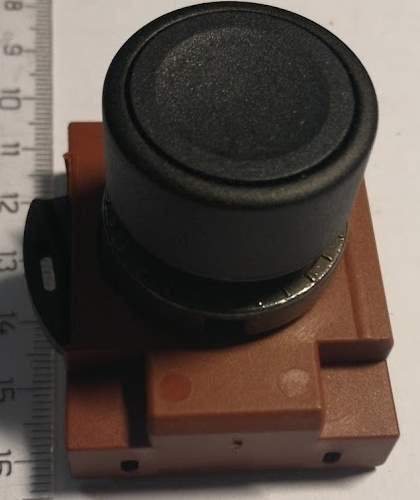 černé tlačítko s držákem spínačů