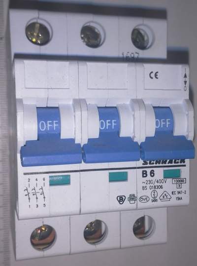 jistič 3-pol Schrack B6