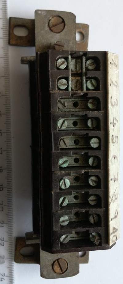 není skladem - svorkovnice, starý typ, z demontáže ..  za 30Kč